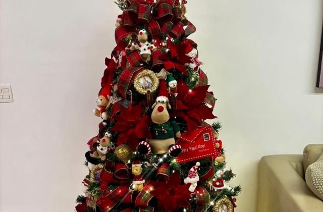 Árvore de Natal decorada com laços, bolas e personagens