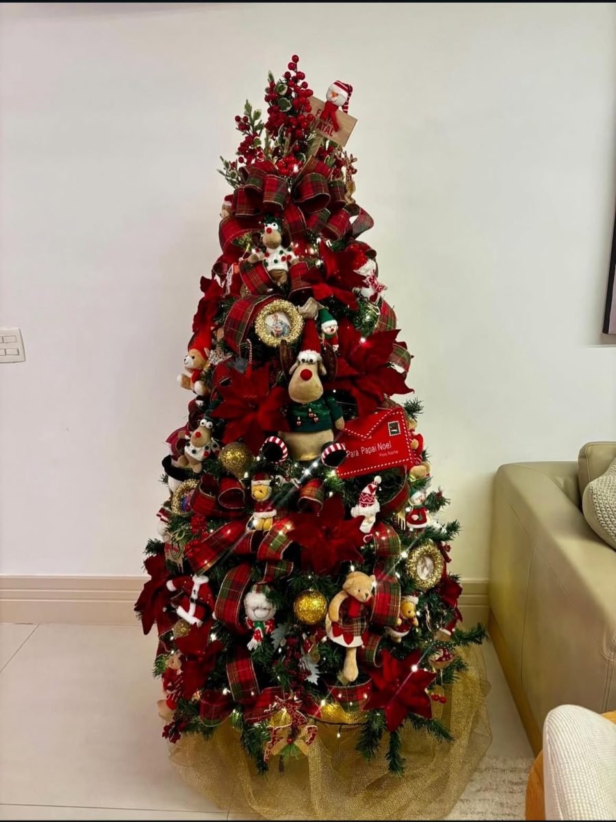 Árvore de Natal decorada com laços, bolas e personagens