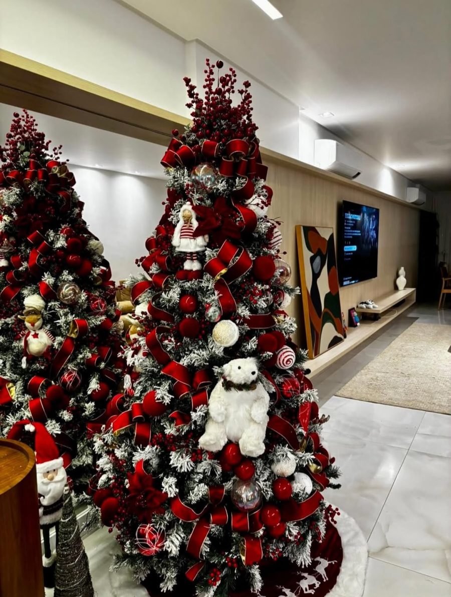 Árvore de Natal com bolas e enfeites bem distribuídos