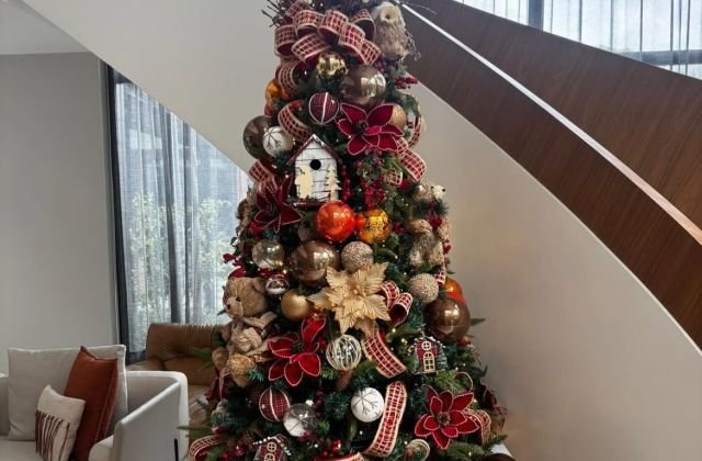 Árvore de Natal montada e decorada em uma residência