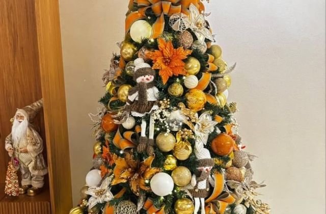 Árvore de Natal decorada, ideal para espaços compactos