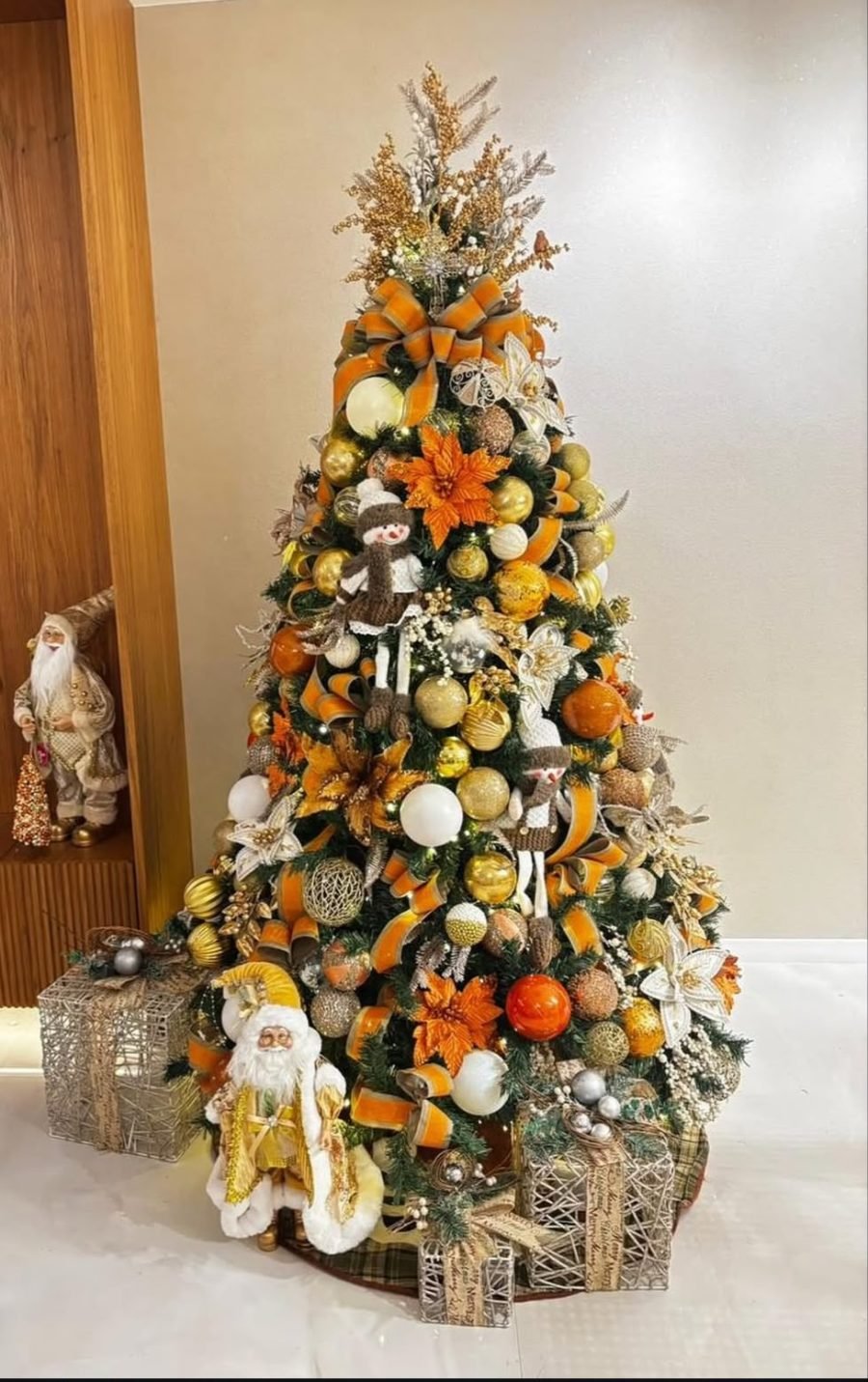 Árvore de Natal decorada, ideal para espaços compactos