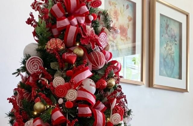 Árvore de Natal decorada e organizada