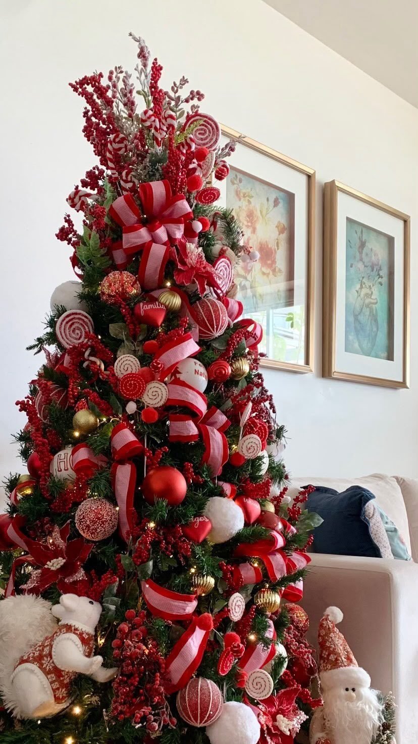 Árvore de Natal decorada e organizada