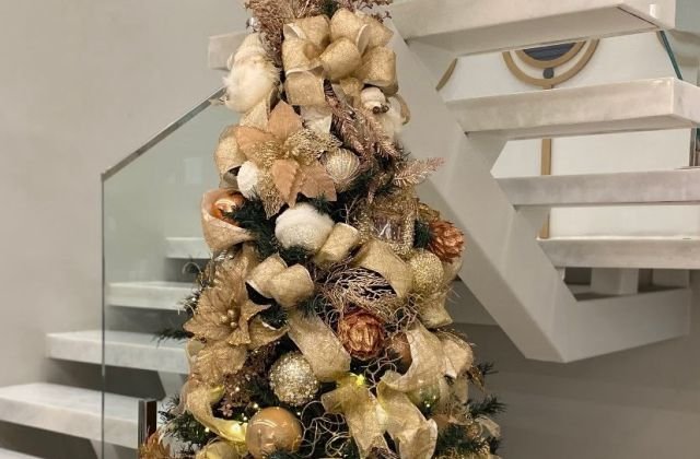 Árvore de Natal decorada em sala de estar
