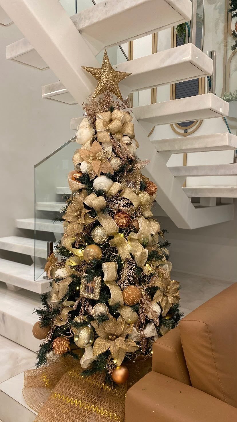 Árvore de Natal decorada em sala de estar