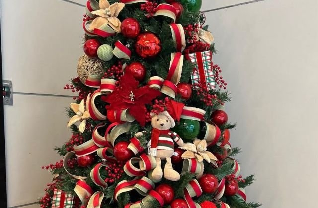 Árvore de Natal decorada, indicada para recepções e lojas