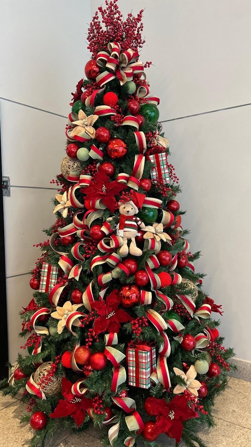 Árvore de Natal decorada, indicada para recepções e lojas