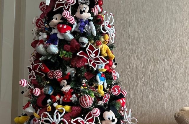 Árvore de Natal temática em vermelho e branco