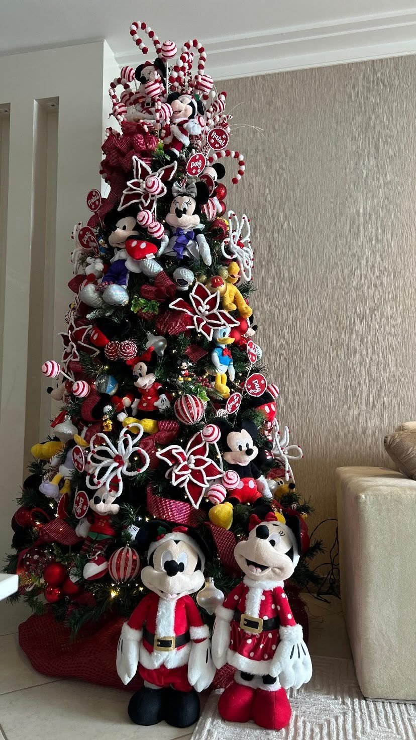 Árvore de Natal temática em vermelho e branco
