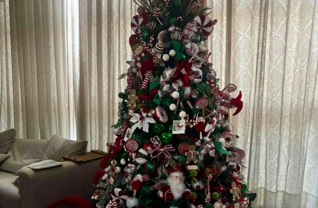 Árvore de Natal com decoração de estilo contemporâneo