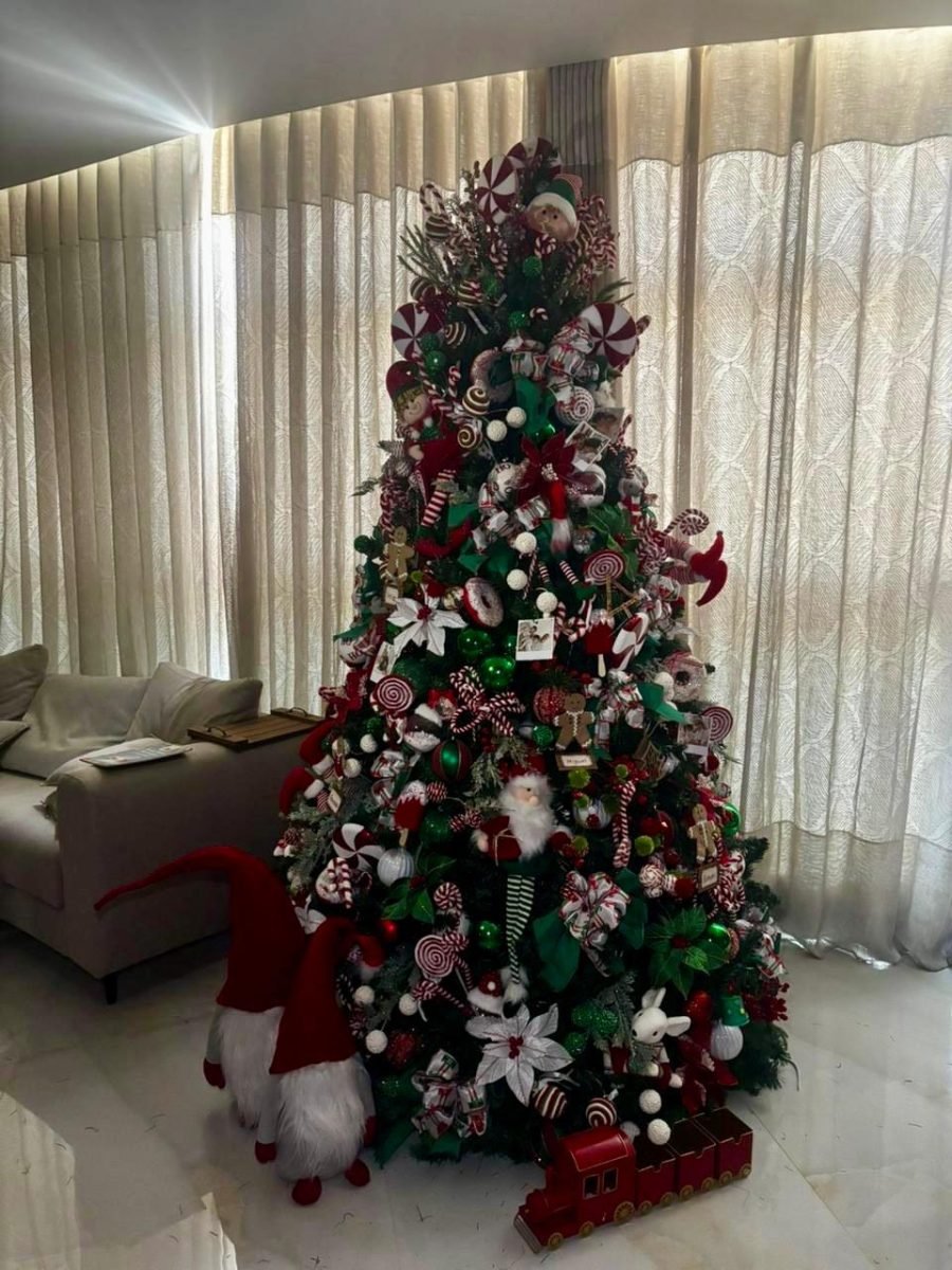 Árvore de Natal com decoração de estilo contemporâneo
