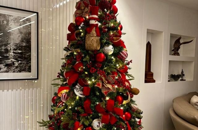 Árvore de Natal clássica decorada em vermelho e dourado