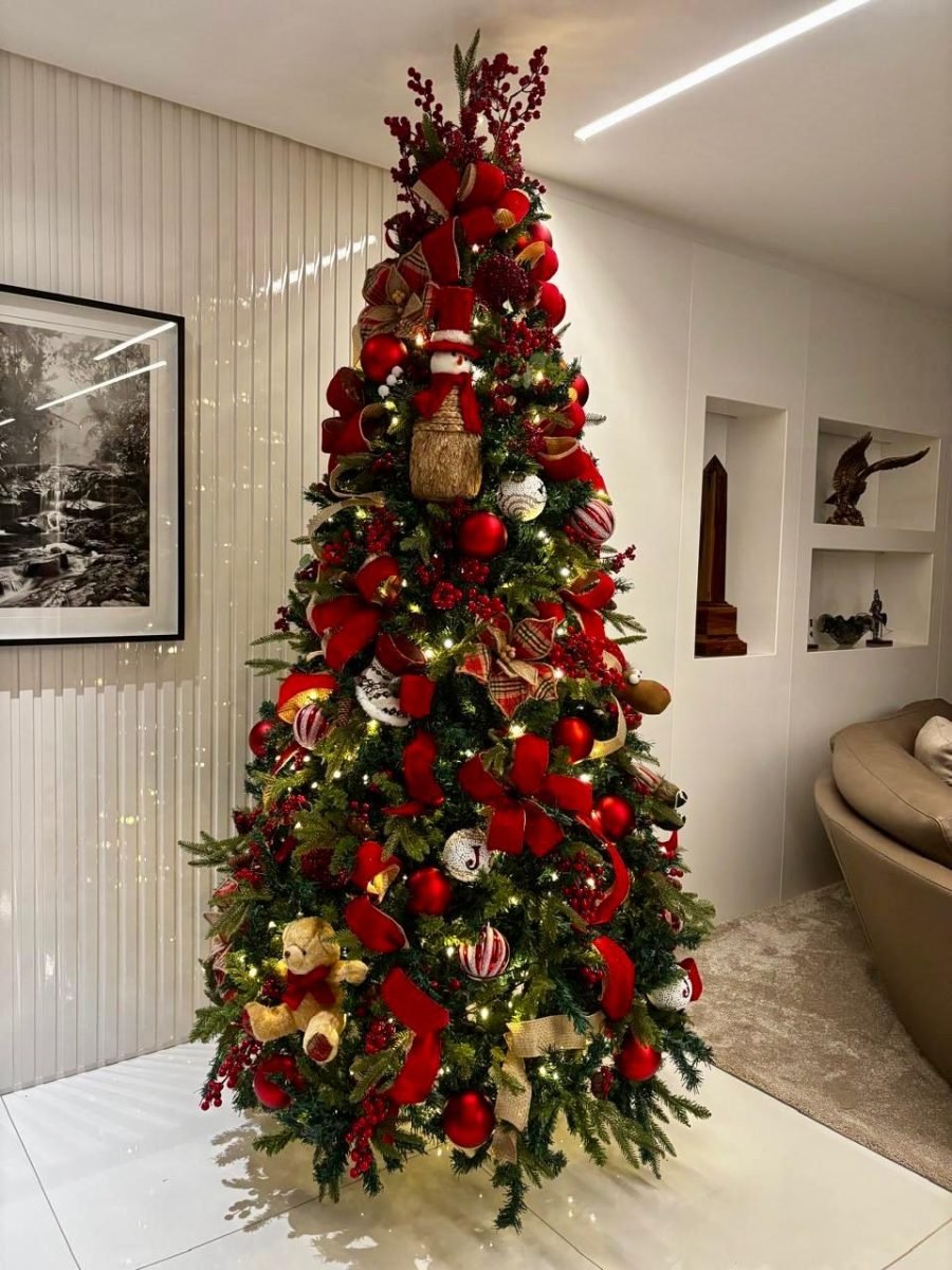 Árvore de Natal clássica decorada em vermelho e dourado