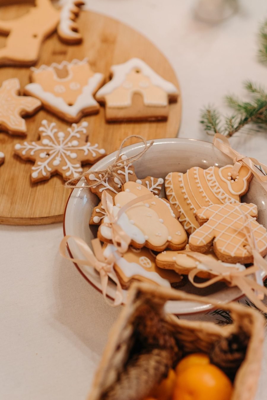 Biscoitos de Natal decorados com glacê em tigela