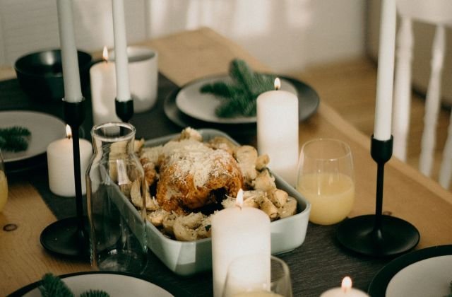 Mesa de Natal com velas altas e pratos com guardanapos