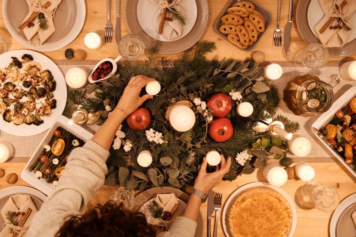 Centro de mesa de Natal com ramos, velas e frutas vistos de cima