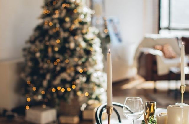 Árvore de Natal iluminada com pisca-pisca em sala