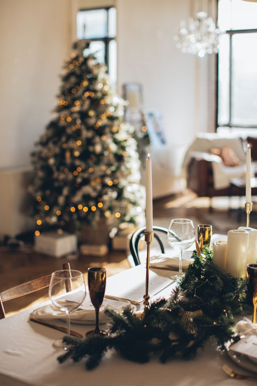 Árvore de Natal iluminada com pisca-pisca em sala