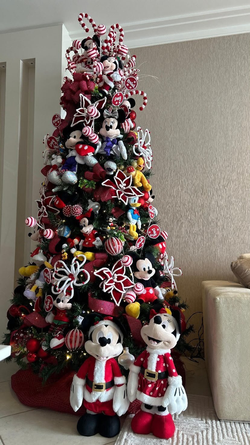 Árvore de Natal temática em vermelho e branco