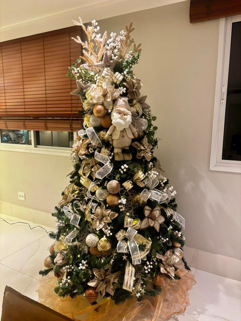 Árvore de Natal clássica decorada em vermelho e dourado