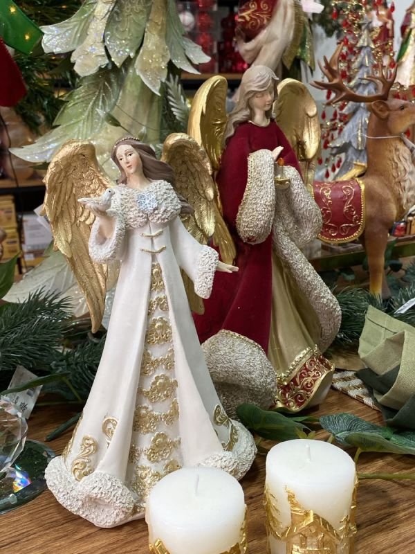 Anjos de Natal em branco, vermelho e dourado com velas decorativas